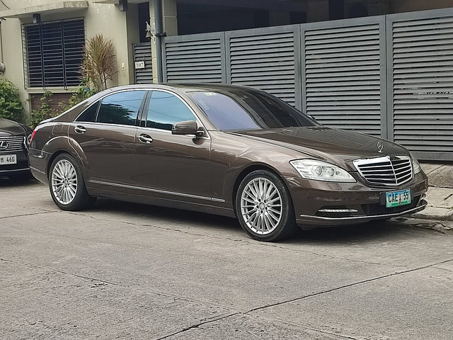سيارة مرسيدس S300 — من المطار إلى الفندق